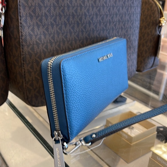 MICHAEL KORS
Leather Continental Wristlet Phone Case Wallet 
Teal
NWT - Picture 16 of 16